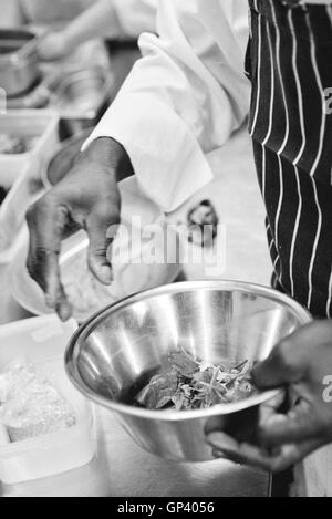 Koch, die Zubereitung von Speisen in der Rührschüssel Stockfoto