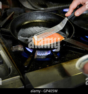 Lachs Steak anbraten Stockfoto