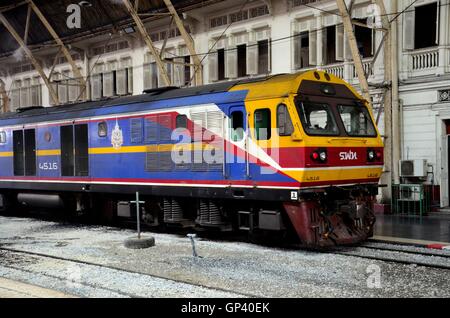 Blau und gelb im Hua Lamphong Bangkok Thai Eisenbahnen dieselelektrische Lok geparkt Bahnhof Thailand Stockfoto