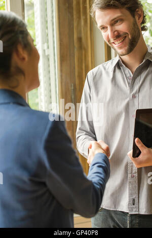 Client Händeschütteln mit Verkäufer Stockfoto