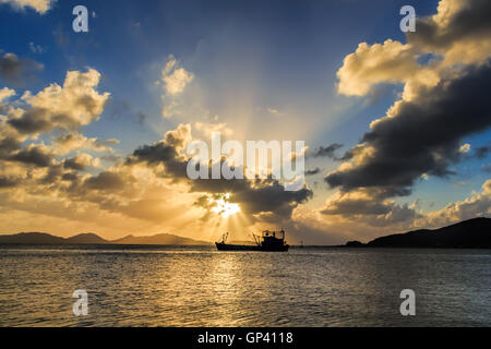 Wolken, Himmel, bunte, gestuften, konvektive, Stratus, Cumulus, Cirrus, Alto, Nimbus Wolke aus rot, Orange, rosa, Sonnenaufgang, Sonnenuntergang, Stockfoto