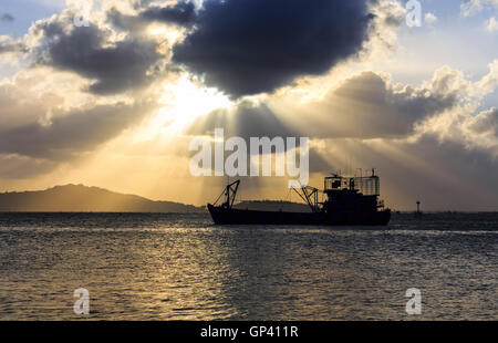 Wolken, Himmel, bunte, gestuften, konvektive, Stratus, Cumulus, Cirrus, Alto, Nimbus Wolke aus rot, Orange, rosa, Sonnenaufgang, Sonnenuntergang, Stockfoto