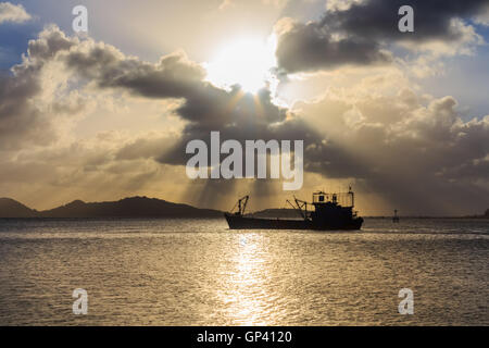 Wolken, Himmel, bunte, gestuften, konvektive, Stratus, Cumulus, Cirrus, Alto, Nimbus Wolke aus rot, Orange, rosa, Sonnenaufgang, Sonnenuntergang, Stockfoto