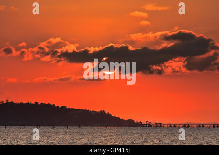 Wolken, Himmel, bunte, gestuften, konvektive, Stratus, Cumulus, Cirrus, Alto, Nimbus Wolke aus rot, Orange, rosa, Sonnenaufgang, Sonnenuntergang, Stockfoto