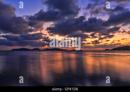 Wolken, Himmel, bunte, gestuften, konvektive, Stratus, Cumulus, Cirrus, Alto, Nimbus Wolke aus rot, Orange, rosa, Sonnenaufgang, Sonnenuntergang, Stockfoto