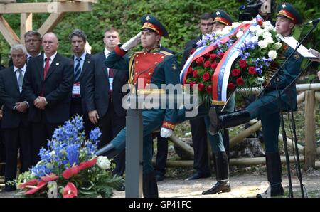 Der russische Präsident Vladimir Putin während einer Kranzniederlegung Zeremonie an eine russische Kapelle 30. Juli 2016 in Kranjska Gora, Slowenien. Die Gedenkfeier markiert den 100. Jahrestag der russischen Kapelle gebaut, in der Nähe der Vrsic-Pass im Speicher von russischen Soldaten, die während des ersten Weltkriegs gestorben. Stockfoto