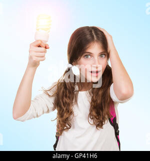 Porträt von clever Schulmädchen mit neuen Idee halten leuchtende Lampe in Händen, eine Lösung zu erstellen und beheben ein Problem-Konzept Stockfoto