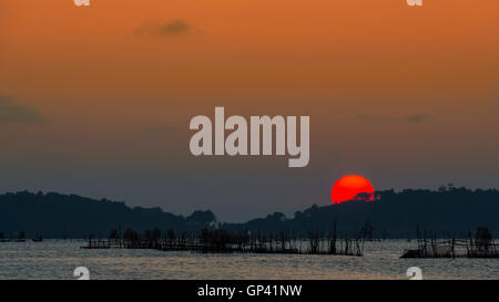 Wolken, Himmel, bunte, gestuften, konvektive, Stratus, Cumulus, Cirrus, Alto, Nimbus Wolke aus rot, Orange, rosa, Sonnenaufgang, Sonnenuntergang, Stockfoto