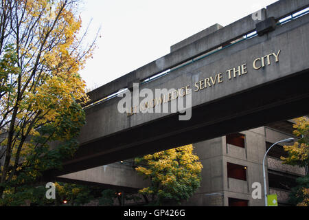 Zeichen auf einer Überführung in der Nähe der University of Portland. Stockfoto