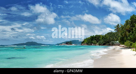 Panoramablick über tropische Beauch Anse la Blague auf Praslin Insel Seychellen Stockfoto