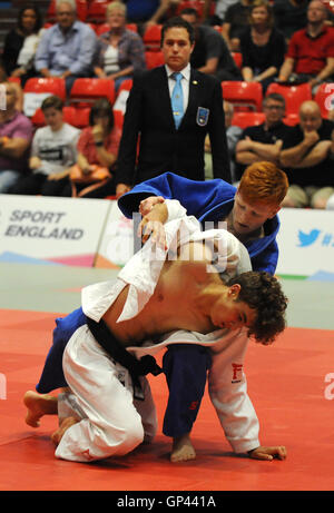 Englands Michael Fryer (rechts) und Schottlands Oliver Park zu konkurrieren, der unter 60 kg Männer Judo beim zweiten Tag der Schule Spiele 2016 an der Loughborough University, Loughborough. PRESSEVERBAND Foto. Bild Datum: Freitag, 2. September 2016. Bildnachweis sollte lauten: Rui Vieira/PA Wire Stockfoto