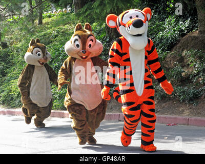 Marne La Vallee, Frankreich. 31. Juli 2008. Tigger, Chip (Tic) und Dale (Tac) zu Fuß in einer Linie im Disneyland Resort Paris. Stockfoto