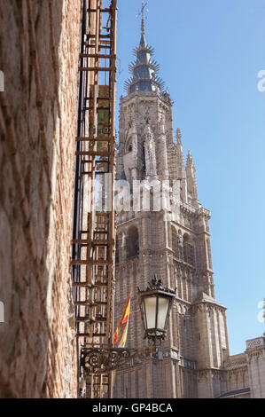 Turm der Kathedrale Turm erhebt sich zwischen den engen Gassen der mittelalterlichen Altstadt von Toledo, Spanien Stockfoto