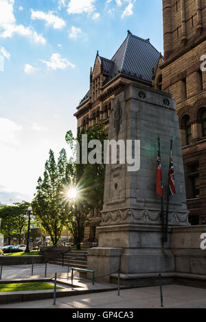 Kriegerdenkmal vor der Old City Hall in Toronto Stockfoto