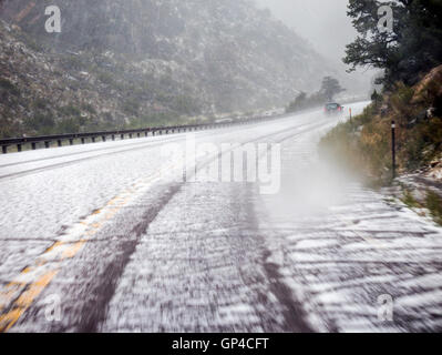 Windschutzscheibe Perspektive von einem Sommer Hagel & Regen Sturm, Big Horn Sheep Canyon, zentralen Colorado, USA Stockfoto