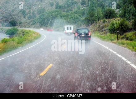 Windschutzscheibe Perspektive von einem Sommer Hagel & Regen Sturm, Big Horn Sheep Canyon, zentralen Colorado, USA Stockfoto