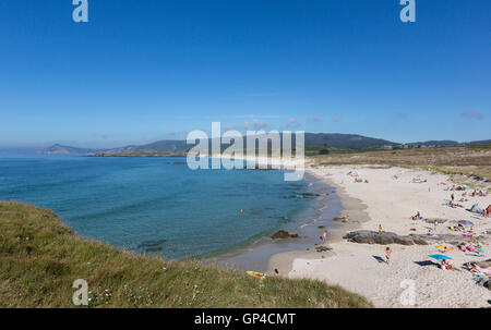 Blick auf Santa Comba Strand mit Menschen in Cobas, Ferrol, A Coruña, Galicien, Spanien Stockfoto