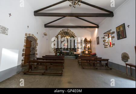 San Andrés de Teixido Kirchenraum berühmt für Pilgerfahrt in San Andrés de Teixido, A Coruña Provinz, Galicien, Spanien Stockfoto