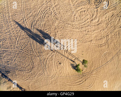 Fußabdrücke, Tracks und Schatten auf Sand im Norden Sand Hills, nur statt in Colorado, um rechtlich auf Sanddünen - Luftbild fahren Stockfoto