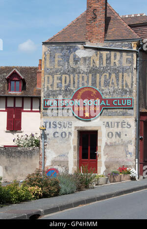 Alte Werbung an einem Gebäude in der alten Stadt von Herisson im Departement Allier Auvergne Frankreich Stockfoto