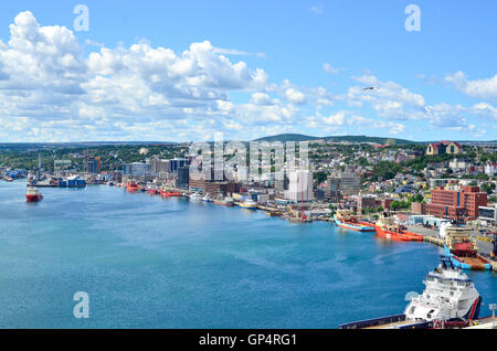 Panoramablick mit Bucht blauen Sommerhimmel Tag mit geschwollenen Wolken über den Hafen und die Stadt von St. John's Neufundland, Kanada. Stockfoto