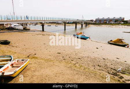 Die Adur Ferrybridge überspannt den Fluss Adur in Shoreham-by-the-Sea Stockfoto