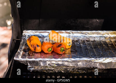 Geröstete Paprika auf dem grill Stockfoto