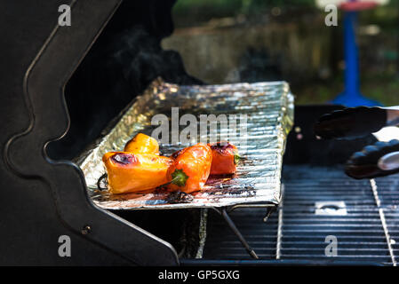 Geröstete Paprika auf dem grill Stockfoto