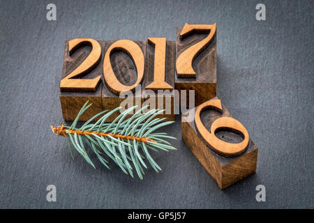 Neujahr 2017 ersetzt das alte Jahr 2016 - Buchdruck Holzart Blöcke auf ein Schiefer Stockfoto