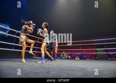 Muay Thai-Boxer in Aktion, Bangkok, Thailand Stockfoto