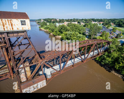 Historische Eisenbahn Katy Brücke über den Missouri River bei Boonville mit eine neue Aussichtsplattform - Luftbild Stockfoto