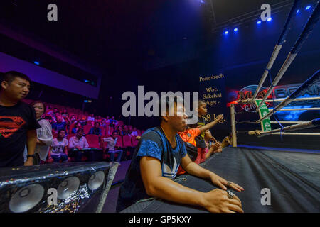 Muay Thai Fans am Ring, Bangkok, Thailand Stockfoto