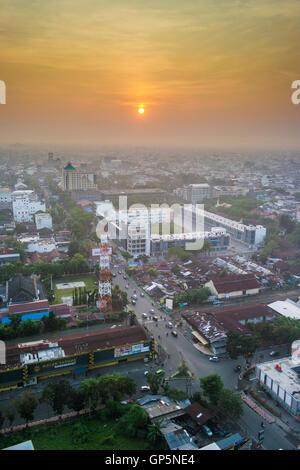 Sonnenaufgang über Medan, Nord-Sumatra, Indonesien vom JW Marriott Hotel, Blick nach Osten, entlang der Jalan Raya Lintas Tengah Sumatera Stockfoto
