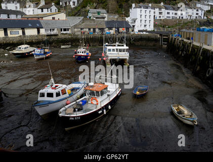 Boote bei Ebbe in polperro Hafen, Cornwall, England. Stockfoto