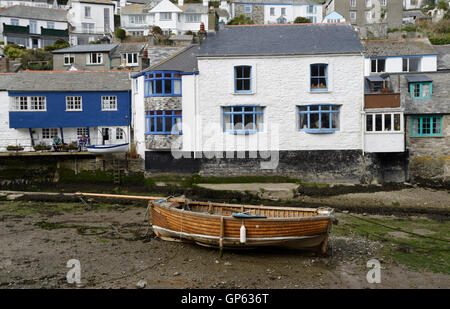 Ruderboot bei Ebbe Polperro Hafen, Cornwall, England Stockfoto