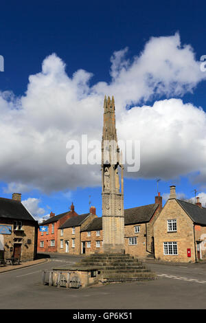 Die Königin Eleanor Cross in das Dorf Geddington, Northamptonshire, England. Stockfoto