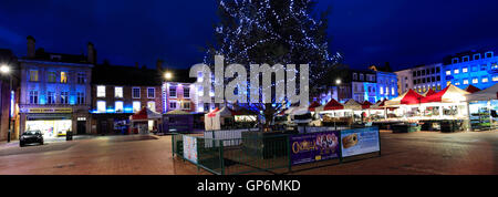 Weihnachtsbaum in Markt-Quadrat, Kulturviertel, Northampton Town, Northamptonshire, England; Großbritannien; UK Stockfoto