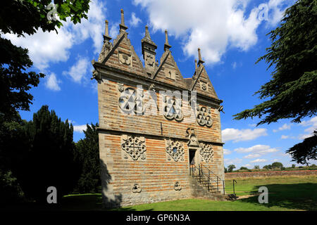 Die Rushton dreieckige Lodge Torheit, gebaut im Jahre 1592 von Sir Thomas Tresham, Rushton Dorf, Northamptonshire, England. Stockfoto