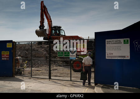 Ein Mann schaut zu, wie Clearing arbeiten auf dem Gelände des alten Quality Hotel Plymouth kürzlich abgerissen 1. September 2016 statt Stockfoto