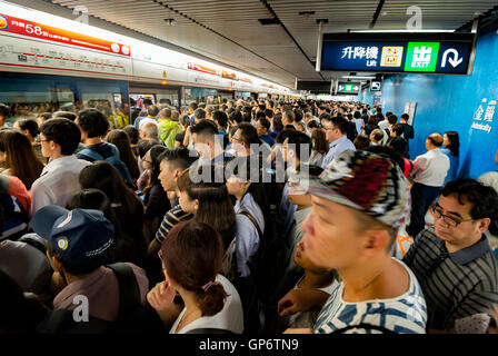 Die Hong Kong MTR u-Bahn während der Rush Hour, Hong Kong, China Stockfoto