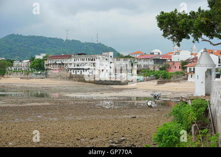 Meer bei Ebbe in der Nähe der Plaza de Francia, Casco Viejo, der historischen Bezirk von Panama City, Panama, Mittelamerika Stockfoto