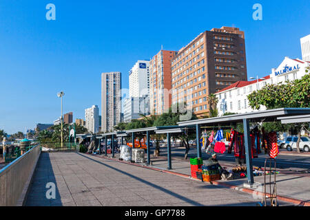 Frühen Morgen Straße Verkäufer Vorbereitung stand am Golden Mile Strand in Durban, Stockfoto