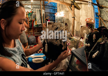 Chinesische Schauspieler hinter der Bühne, Vorbereitung Perücken, Hong Kong, China. Stockfoto