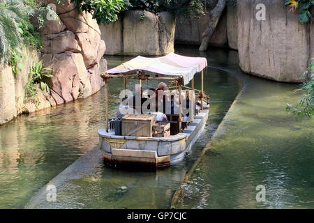 Reiten am Rimbula-Fluss mit dem Boot im tropischen Gewächshaus Jungola bei Wildlands Erlebnis-Zoo, Emmen, Niederlande. Stockfoto