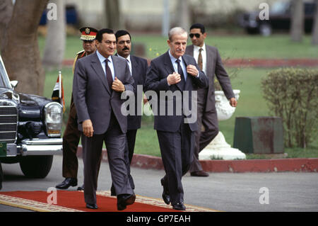 Syrischen Präsidenten Hafez Al-Assad besucht Cairo auf Staatsbesuch in den 1990er Jahren, der ägyptische Präsident Hosni Mubarak zu treffen Stockfoto