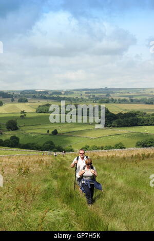 Wanderer auf eine beliebte Route auf den oberen Reichweiten der Lathkill Dale in der Nähe von Youlgrave in der Peak District National Park, UK - Juli Stockfoto