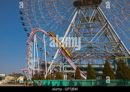 Achterbahn, verbunden mit dem Riesenrad in Tokio, Japan Stockfoto