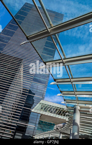 Glas verkleidete Hochhäuser in Tokyo, japan Stockfoto