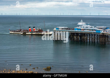 Der letzte seetüchtige Raddampfer Welt der Waverley in Llandudno. Clwyd Nordwales. Der viktorianische pier Stockfoto