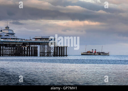 Der letzte seetüchtige Raddampfer Welt der Waverley in Llandudno. Clwyd Nordwales. Der viktorianische pier Stockfoto